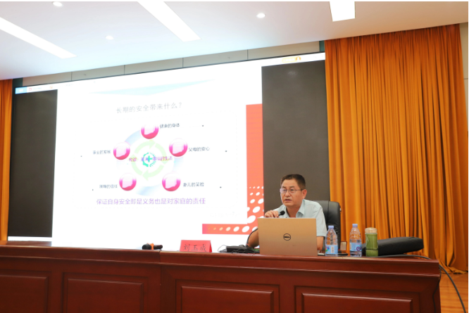據(jù)了解，劉玉成老師針對(duì)八億橡膠公司的實(shí)際情況，詳細(xì)講解了中層管理人員應(yīng)具備的安全管理方面的知識(shí)、技能以及如何提升他們的安全管理能力。他對(duì)公司的安全管理工作提出了一系列建議和要求，包括制定完善的安全管理制度、加強(qiáng)隱患排查和整改、加強(qiáng)事故應(yīng)急預(yù)案的編制和演練等。