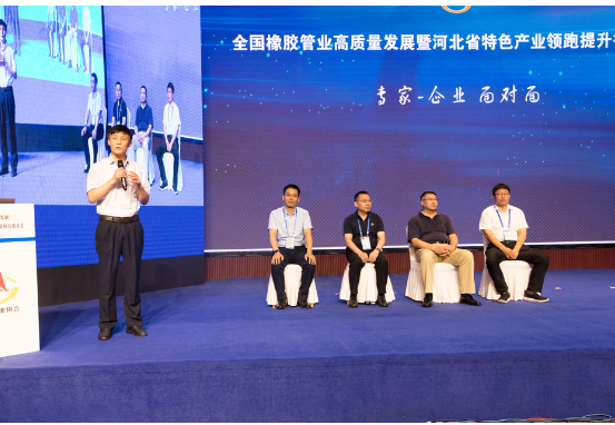 本次論壇還安排了“專家-企業 面對面”互動環節，由青島科技大學高分子科學與工程學院院長、橡塑材料與工程教育部重點實驗室主任閆業海主持，來自青島科技大學高分子科學與工程學院的孫舉濤、鄧濤、翟俊學、吳明生四名專家為現場的膠管及相關企業進行了答疑解惑，通過院校專家與企業代表的互動，在一定程度上幫助企業解決了生產及研發過程中遇到的困難，同時也為大家提供了解決問題的思路。