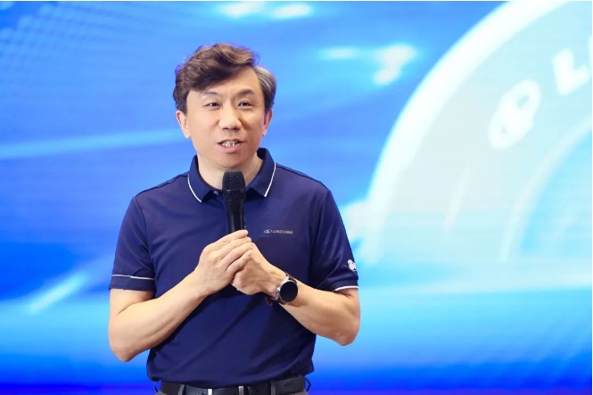 玲瓏輪胎副總裁于航結合會議主題介紹了他們即將實施的“四全三新”規劃。為幫助經銷商在市場上取得突破，玲瓏輪胎將從產品、渠道、價值、品牌四個方面全面布局，注入新的銷售動力，不斷更新產品、渠道和能力，以企業實力推動銷售力的提升，進而提升企業整體實力，形成強大的廠商聯動服務市場的模式。