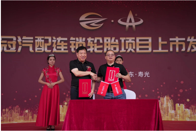 郭耐明和張國秋作為企業(yè)代表共同簽署了戰(zhàn)略合作協(xié)議書。