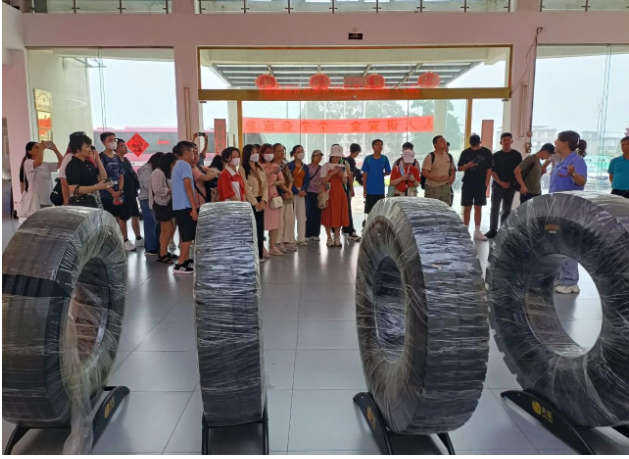 廣西新桂輪橡膠有限公司迎來了一批國際友人，他們來自越南、印度尼西亞和新加坡等國家，專程參觀該公司的生產車間。這些國際友人對新桂輪公司的產品在國內外市場的廣泛應用以及良好的口碑給予了高度認可，并對該公司的實力和產品表示濃厚興趣。