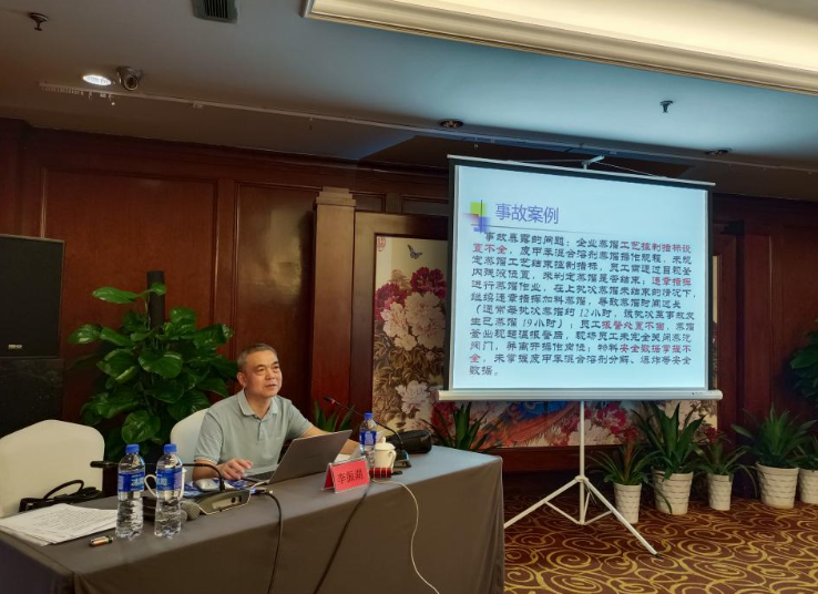 市應(yīng)急管理局李振湖二級(jí)調(diào)研員作了題為《吸取事故教訓(xùn)，做好安全防范工作》的專題授課。他從近年來(lái)全國(guó)發(fā)生的典型安全事故案例入手，生動(dòng)地講解了企業(yè)如何落實(shí)安全責(zé)任，并重點(diǎn)解讀了今年市應(yīng)急管理局的幾項(xiàng)安全行動(dòng)。參訓(xùn)人員通過(guò)他的講解，進(jìn)一步了解到安全生產(chǎn)的重要性和嚴(yán)峻性，切實(shí)承擔(dān)起責(zé)任，做好“防風(fēng)險(xiǎn)、保安全、迎亞運(yùn)”等各項(xiàng)工作。