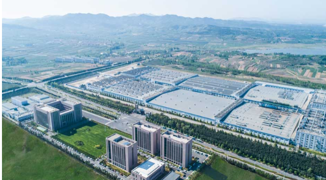 由中國(guó)汽車報(bào)和工業(yè)和信息化部新聞宣傳中心聯(lián)合主辦的2023金臺(tái)汽車論壇在北京隆重舉行。本次論壇以“中國(guó)汽車崛起的世界意義”為主題，吸引了相關(guān)部委領(lǐng)導(dǎo)、行業(yè)組織負(fù)責(zé)人，主流車企和產(chǎn)業(yè)鏈重點(diǎn)企業(yè)高管以及行業(yè)精英的共同參與。
