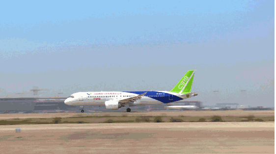 國產大型客機C919實現了歷史性的商業首飛，自上海虹橋國際機場起飛的東航MU9191航班成功降落在北京首都國際機場，開啟了中國民航工業的全新篇章。