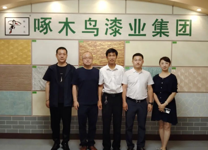 遼寧省陜西商會會長魏鋒、常務副會長楊杰、執行秘書長于佳麗以及遼寧方得技術有限公司副總經理鞏興永一行近日蒞臨啄木鳥漆業集團進行參觀交流。啄木鳥漆業集團董事長楊錄真熱情歡迎了各位會長的到訪，并親自陪同大家參觀了企業的樣板展廳、研發中心、質檢中心以及生產車間等。