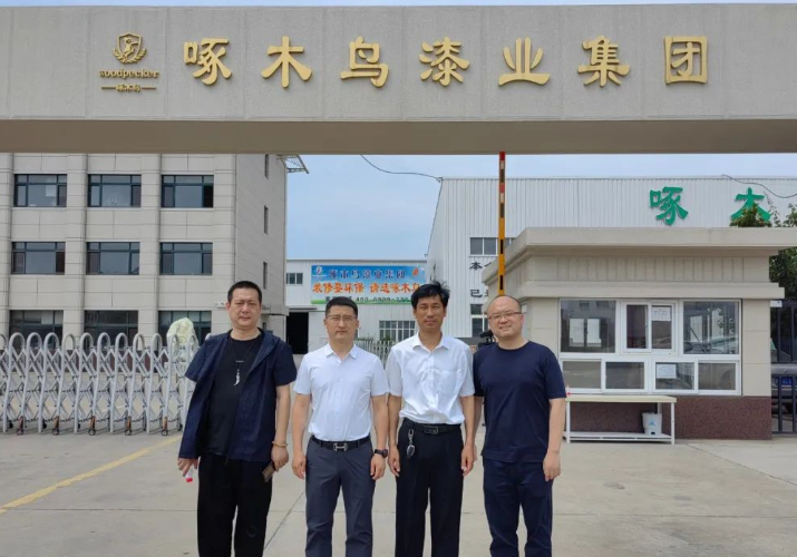 楊錄真董事長向來賓們簡要介紹了啄木鳥漆業集團的整體情況、發展歷程、技術研發、市場布局以及產品應用和工程領域等方面。他表示，啄木鳥漆業自成立以來，憑借企業的科技研發實力和生產能力，一直致力于為市場提供優質的產品和服務。