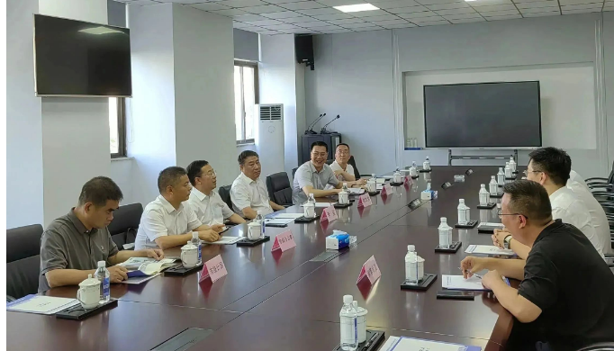 會上，李書記與董事長王建森進行了交流，就進一步加強企業的研發創新和提升產品技術含量等方面提出了寶貴的意見和建議。他強調中瑞橡膠作為優質企業應該發揮示范引領作用，推動橡膠行業實現高質量發展。