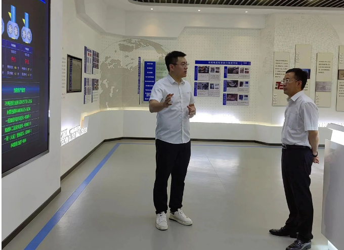 瑞安市委書記李堅對浙江中瑞橡膠高分子材料股份有限公司進行了調研指導工作。李堅一行受到了公司董事長王建森、副總經理王一昊以及黃偉良的熱情接待。隨行的還有瑞安市委常委、副市長林政洪以及市委辦公室、市經信局、市統計局、瑞安經開區和南濱街道等主要領導。