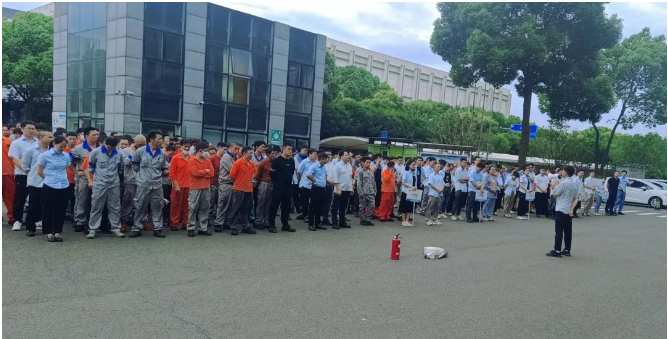 為了進一步提升全員的應急逃生能力和安全操作技能，提高企業的應急綜合水平，建新各單位結合實際生產情況，開展了各類形式的現場應急演練和消防技能比武。通過實戰演練，員工們學習了事故風險征兆、預防措施、應急措施和急救知識。