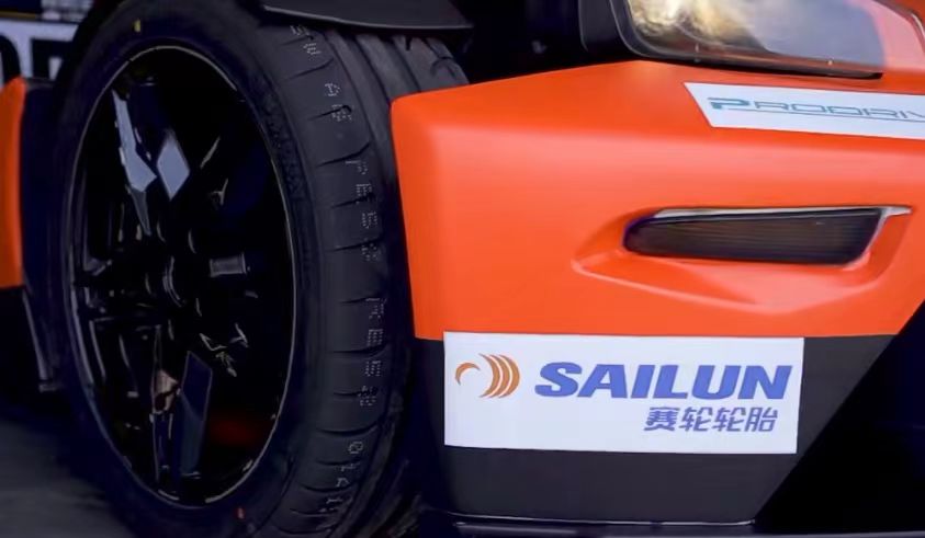 吉利銘泰集團全新賽事IP——MINTIMES GP銘泰大賽車旗下的KTM X-BOW CUP賽事如火如荼地開賽。作為官方指定輪胎，賽輪PD系列半熱熔輪胎為車手們的競速之旅提供了強大的動力，憑借超強的抓地力和極致的操控性，為現場觀眾奉獻了一場兼具速度與激情的視覺盛宴。