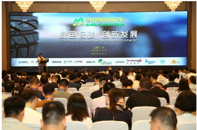 作為本次論壇的東道主，廣州工業(yè)投資控股集團有限公司總工程師、萬力輪胎股份有限公司董事長王松也發(fā)表了致辭。他宣布，萬力輪胎將參與制定和發(fā)布新能源汽車輪胎碳足跡核算產(chǎn)品標準，為行業(yè)進一步減碳降碳，推動可持續(xù)發(fā)展貢獻力量。
