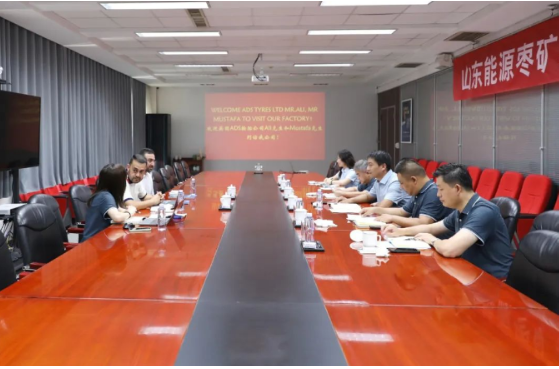 雙方進行了座談會，宋二華董事長向英國客人介紹了豐源輪胎公司的發展狀況、生產經營情況以及項目建設和質量提升等方面的情況。Hamid Ali也向公司反饋了他們在銷售中所遇到的困難和問題。雙方就遠路輪胎的產能提升和銷售策略等問題進行了深入探討。
