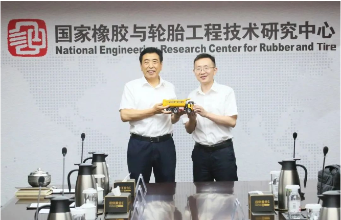 黃建峰表示，三一集團與國橡中心在注重創新、研發和市場拓展方面有許多相似之處。雙方通過持續不斷的努力，推動著各自領域的前進。黃建峰認為，未來雙方合作的空間非常巨大，前景也十分廣闊。
