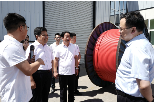 觀摩過程中，鞏義市委書記袁聚平對華星電纜在工業5G智能化、數字化、信息化方面的成果給予了高度肯定，并強調傳統制造企業要勇于創新、敢于突破，提升工業制造業的技術裝備水平，實現研發和信息化數字化的全面升級。