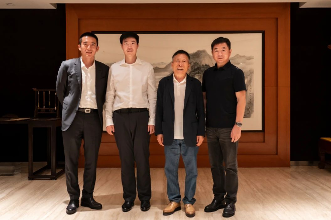江蘇興達(dá)鋼簾線有限公司副總經(jīng)理劉濤攜杭友明一行蒞臨華勤集團(tuán)進(jìn)行考察交流。華勤集團(tuán)黨委書(shū)記牛宜順與總經(jīng)理牛飛熱情接待了這次重要的訪問(wèn)。