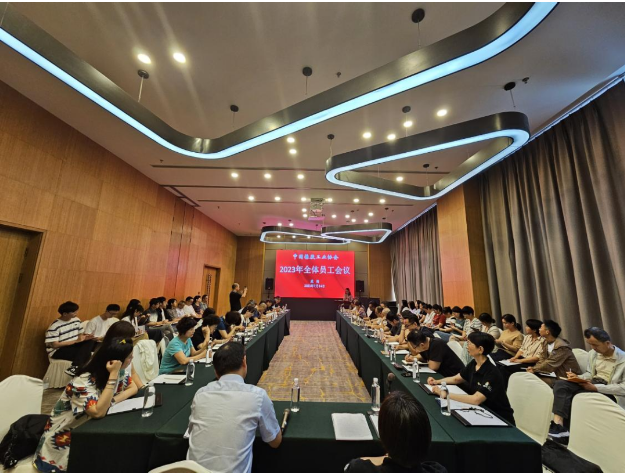 雷昌純主持了7月14日召開的全體員工會議，隨后乳膠分會秘書長凃燕玲、橡膠制品分會秘書長宋巖、膠鞋分會秘書長王剛、骨架材料專業委員會秘書長于濤，分別進行了交流發言。