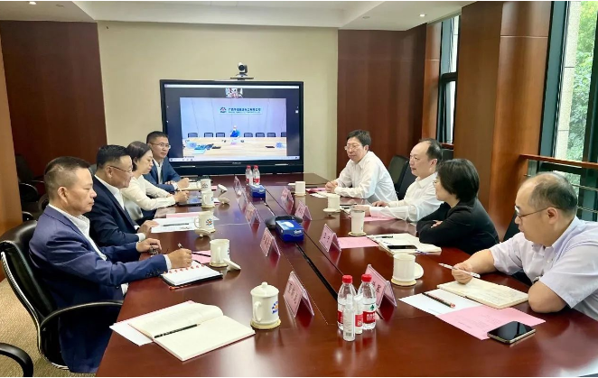 卡博特公司執(zhí)行副總裁、高性能材料業(yè)務總裁、亞太區(qū)總裁朱戟率領代表團與華誼集團黨委書記、董事長顧立立等相關領導進行了一次重要的會晤。雙方在友好的氛圍中深入探討了進一步加強合資項目的運營與業(yè)務合作，以及未來潛在合作機會等關鍵議題。