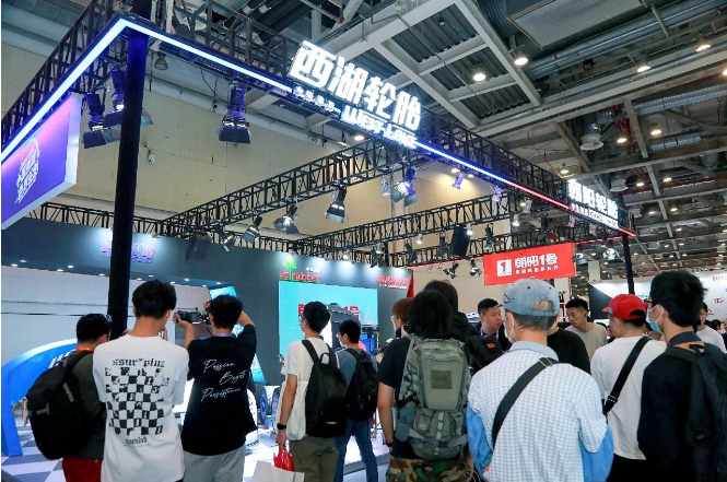 除了傳統汽車領域的產品，朝陽、西湖旗下的1號EV PRO也在展會首次展出，作為面向高端新能源市場推出的旗艦系列輪胎，1號EV PRO集結科技智慧，重新定義性能高度，外形出眾，性能非凡，實力圈粉展會現場觀眾。