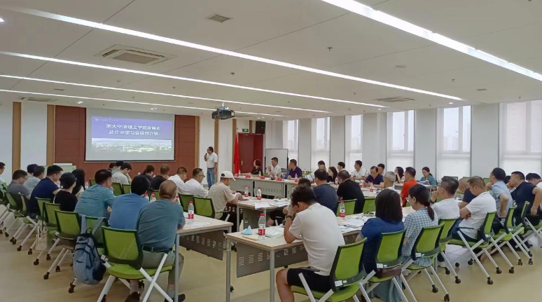 在本次會議上，浙大寧波理工學院的郝志丹主任為與會企業家們分享了《學院發展史及企業學習會項目介紹》的專題內容，進一步加深了他們對于在當前新經濟形勢下，練好內功是企業穩步發展的基礎的認識，從而助推企業發展。