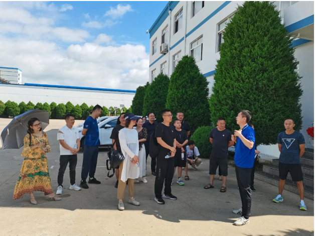 福建廈門智安同貿(mào)易有限公司總經(jīng)理肖曉軍攜帶20余名線下經(jīng)銷商實(shí)地參觀大連輪胎有限公司。