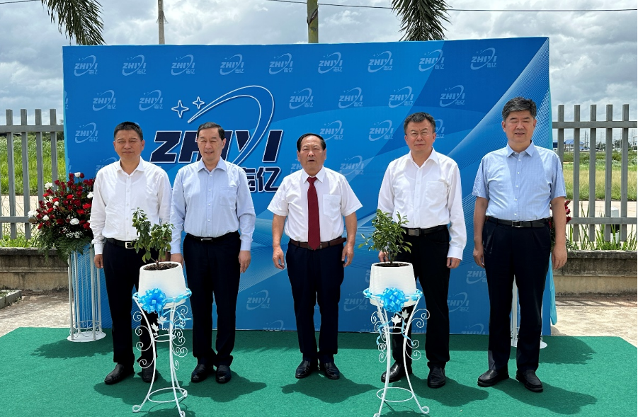 河北省省委常委、石家莊市委書記張超超一行實(shí)地考察了志億鋅業(yè)集團(tuán)在泰國(guó)的生產(chǎn)基地。在交流會(huì)上，張超超書記鼓勵(lì)企業(yè)充分發(fā)揮自身優(yōu)勢(shì)，積極推動(dòng)內(nèi)地企業(yè)“走出去”、做大做強(qiáng)做優(yōu)。