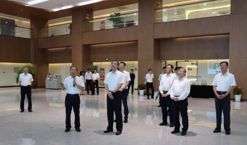 山東省委常委、省政府副省長曾贊榮率領代表團蒞臨金能化學進行參觀考察。