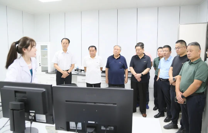 山東省道路運輸協(xié)會會長孫慶民攜帶代表團一行訪問賽輪集團。賽輪集團總裁謝小紅親自接待了這位重要的客人，并帶領(lǐng)他們參觀了集團總部。
