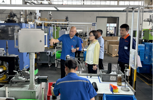 徐文英會(huì)長(zhǎng)一行在南陽(yáng)膠聯(lián)時(shí)代減振科技有限公司考察后，對(duì)該公司近年來(lái)的發(fā)展表示高度贊賞。她特別肯定了公司在空氣彈簧產(chǎn)業(yè)布局和減振橡膠制品開(kāi)發(fā)方面所取得的進(jìn)展，并對(duì)公司的新產(chǎn)品、新工藝、替代進(jìn)口和解決行業(yè)難題給予了高度評(píng)價(jià)。