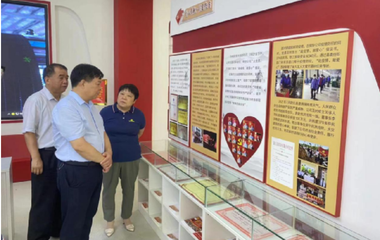 孫國才一行在參觀了金久龍公司的“五心先鋒”展廳后，聽取了該金久龍公司黨委書記兼總經理王運紅對企業情況的介紹，詳細了解了金久龍公司發展歷程、生產經營、技術創新以及人才需求等方面的詳細介紹。王運紅對金久龍公司取得的杰出業績感到自豪，并表示公司將堅持創新發展，為開封市高質量發展貢獻更大力量。