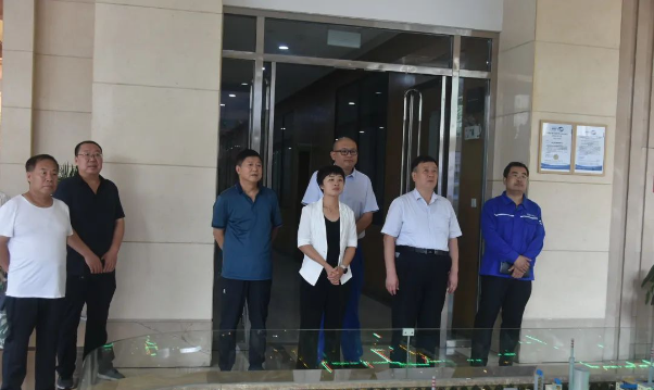 河津市政協(xié)副主席呂平率調(diào)研團(tuán)隊(duì)一行于8月11日上午到西安侖化工有限公司調(diào)研。參與此次調(diào)研的還有僧樓鎮(zhèn)黨委書記劉曉霞、安侖化工生產(chǎn)副總孟慶鐸等。