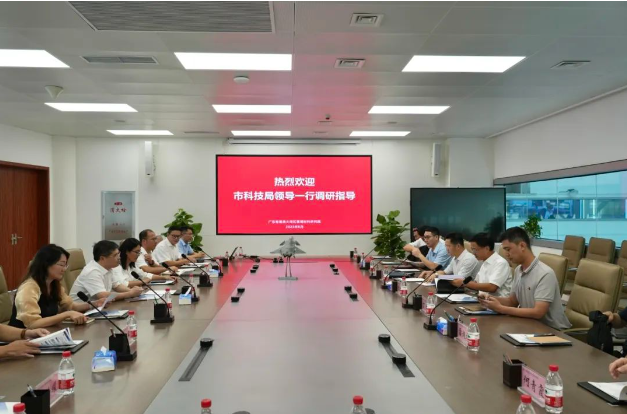 王桂林一行參觀了飛行起降動力學大裝置的核心設備，包括輪胎高加速試驗臺、道面環(huán)境模擬試驗臺、起落架擺振試驗臺以及飛行器落震試驗臺。他詳細了解了這些設備的安裝和調(diào)試進度，以及與之相關的科研進展和人才培養(yǎng)計劃。