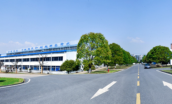 ，為了迎合市場對輕量化產品的需求并加強公司的核心競爭力，中鼎股份宣布了一項戰略舉措。根據公司公告，中鼎股份計劃聯合安徽中鼎控股(集團)股份有限公司(以下簡稱“中鼎集團”)和上海亞德林有色金屬有限公司(以下簡稱“亞德林公司”)，合資設立一家新公司，以推動安徽中鼎密封件股份有限公司的產業升級，優化供應鏈體系結構，并擴大相關產品范疇，從而更好地布局輕量化業務。