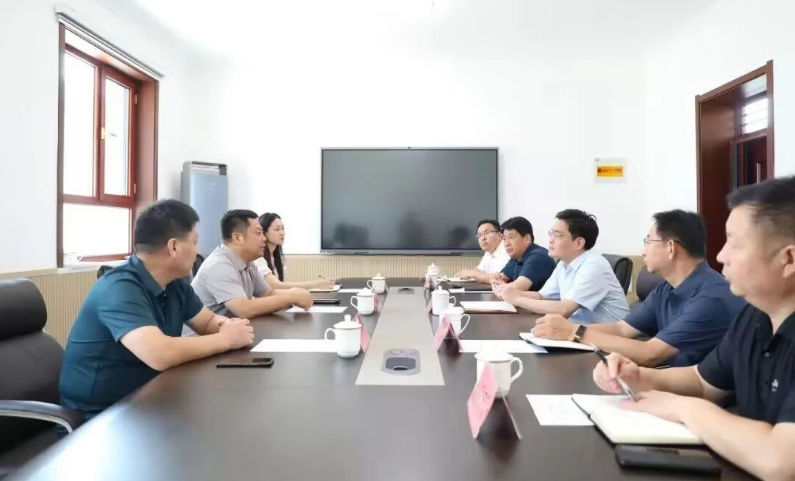 河北省邯鄲市大名縣縣委書記高巍會見上海紅星美凱龍行遠科技集團有限公司總裁陳志偉一行，共同探討輪胎項目的合作前景。