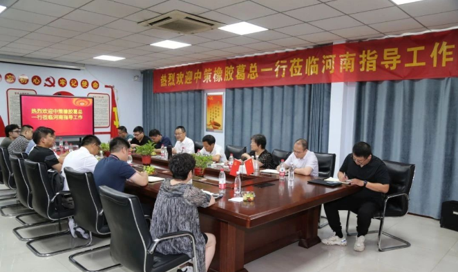 豫德隆表示，葛總此次蒞臨豫德隆集團，不僅為企業(yè)帶來了信心，更明確了未來的發(fā)展方向。他鼓勵與會者充分發(fā)揮各自的優(yōu)勢，調(diào)整產(chǎn)銷結(jié)構(gòu)，優(yōu)化管理流程。豫德隆還強調(diào)，跟隨中策橡膠集團，將能夠在中國輪胎行業(yè)中始終走在前列，通過精耕細作、敬業(yè)精神以及團結(jié)合作，推動中策橡膠集團在河南地區(qū)的品牌持續(xù)壯大。