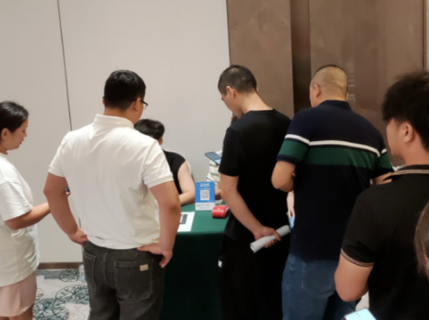 會議上，零售商紛紛表示對中策產品、哈爾濱祖茂以及市場充滿信心，他們的積極反應充分展現了好運輪胎的市場影響力。中策橡膠乘用車胎始終將產品創新作為核心，同時加強品牌建設、完善服務系統，為合作伙伴提供全面的支持。通過與合作伙伴緊密合作，公司將繼續引領行業創新，為中國汽車產業帶來更多的變革與發展。