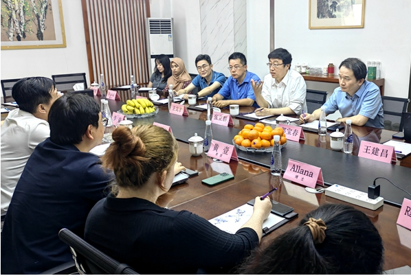 在座談交流中，楊水清董事長詳細介紹了公司發展狀況，并強調了與英國愛丁堡大學在新材料領域的合作進展。他表達了與高校合作的愿望，希望充分利用學科和人才資源優勢，實現合作共贏。