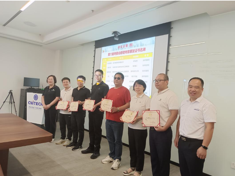 此次會議還邀請了新加入的專委會專家進行自我介紹，新增專家來自科研單位、企業(yè)技術部門以及咨詢機構(gòu)。隨后，專家們就涂料行業(yè)集中度提升、國內(nèi)涂料市場競爭激烈等問題展開討論，各自提出了寶貴的建議。據(jù)了解，專家們就如何推動寧波市涂料與涂裝行業(yè)綠色健康發(fā)展等議題，提出了一系列具有建設性的意見，并表示將積極參與協(xié)會各項工作，為行業(yè)的可持續(xù)發(fā)展出謀劃策。