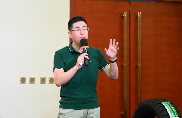 在會議現場，中策橡膠乘用車胎銷售部東北科科長王智學分享了中策所取得的成績和心得，同時對當前市場環境進行了深入分析，提出了新的工作思路。他強調，在當前激烈的市場競爭下，創新是取勝的關鍵，只有緊跟市場需求變化，不斷推陳出新，才能在競爭中立于不敗之地。