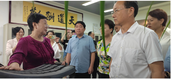 隨后，參觀團一同來到了萬通三樓的輪胎文化園。張秀麗通過生動的解說，展示了輪胎從生產到報廢的全生命周期和其所蘊含的價值。她特別強調了輪胎翻新的重要性，指出在循環經濟中，輪胎翻新能夠發揮巨大作用，實現低碳減排和綠色經濟的目標。