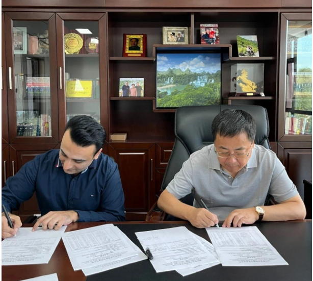 日前，朝陽新長征輪胎有限責任公司迎來了一位特別的客商賽伊德，這是因為受到疫情影響，他們已經有四年沒有見面了。賽伊德是一家巴基斯坦公司的負責人，他們向中國銷售新長征輪胎生產的斜交胎已經有50多年的歷史。