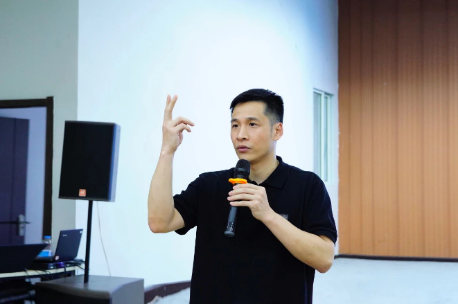 會議還設有品牌負責人、分倉負責人、銷售顧問代表等分享環節，他們各自立足于自身崗位，分享了自己的所思所想，以及接下來的改進計劃。這讓在場的與會者們在思考過程中得以互相啟發，共同探討如何更好地擔當自己的角色，提升工作質量和效率。