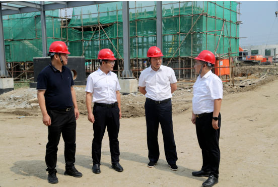 項目占地達到400畝，一期計劃投資8.78億元人民幣，主要規劃包括建設15萬噸/年碳五分離裝置和4萬噸/年EVEC-IR綠色新材料裝置，以及相應的生產配套設施。項目已經完成了樁基施工，并正在進行廠房主體以及附屬設施的建設。預計這一項目將在年底前竣工投產，為行業創造更多的創新和發展機遇。