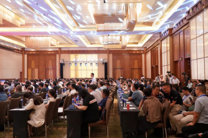 整個大會將持續至9月6日，同時，第十屆中國國際線纜及線材展覽會也在同期舉行，為行業內人士提供了深入交流和展示的機會。本次活動的舉辦將進一步促進電線電纜行業的交流合作，推動行業的持續健康發展。