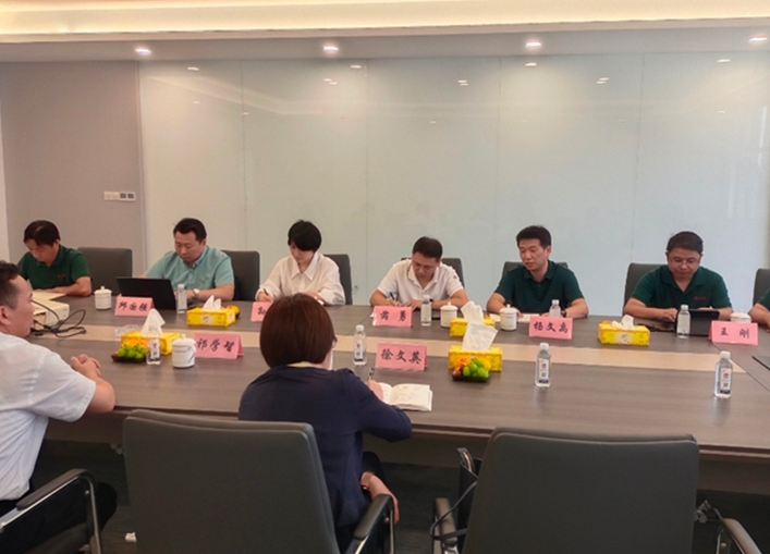 徐文英一行首先參觀了南通回力的項目展廳，隨后踏入再生橡膠加工回用車間，詳細了解了從原材料加工到成品橡膠生產(chǎn)的整個工藝流程。他們仔細詢問了車間內(nèi)設備的運轉(zhuǎn)情況，以及智能化車間的建設進展。據(jù)了解，南通回力橡膠利用智能化技術(shù)，能夠準確滿足不同客戶的生產(chǎn)需求，其系列橡膠制品在輪胎、膠板、膠管、膠帶、膠鞋等領(lǐng)域具有可靠的質(zhì)量和廣泛的適用性。