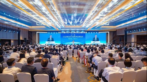 中國汽車產業發展取得顯著成就，為探討行業前景，第十九屆中國汽車產業發展(泰達)國際論壇于近日在天津市濱海新區舉行。今年的論壇以“高質量·新未來”為主題，吸引了眾多企業代表和專家學者參與，共同深入探討了影響產業發展的關鍵要素。