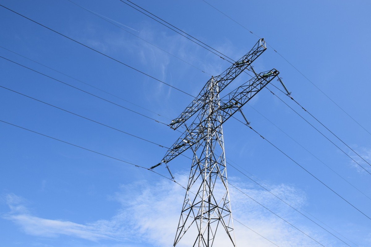 調研團隊前往寧晉、晉州、河間、任丘等地，與河北省電線電纜產業集群中的企業代表進行了廣泛交流。企業負責人紛紛介紹了自家企業的產品種類、科研成果、技術人才隊伍的高素質特點，以及參與國家和行業標準制定、專利申請等方面的情況。他們還與專家組共同探討了電線電纜產業在質量管理和提升方面所面臨的挑戰，以及不同地區對產業的政策支持。