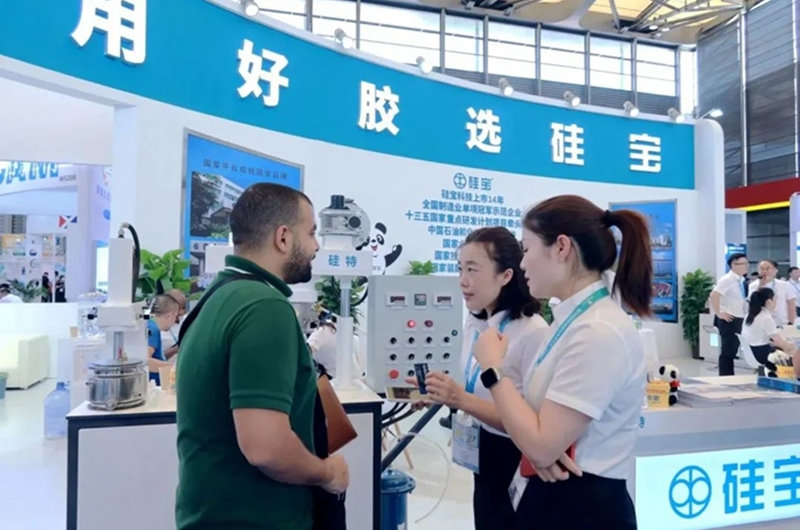 此外，硅寶科技還展示了硅烷偶聯劑和專業制膠設備，這些展品也受到了專業觀眾的熱切關注。展會現場，各業內知名專家和領導紛紛蒞臨硅寶展臺慰問，并鼓勵硅寶繼續在有機硅密封膠行業中發揮引領作用。