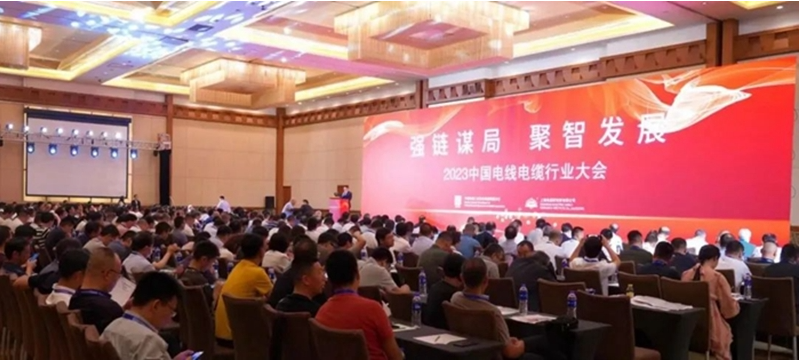 在大會上，萬馬股份代表團認真聆聽了各方專家的報告分享，并積極參與了與行業同仁的深度交流。他們聚焦了解了線纜制造業的新趨勢和新格局，同時也掌握了行業內最新的資訊和技術。