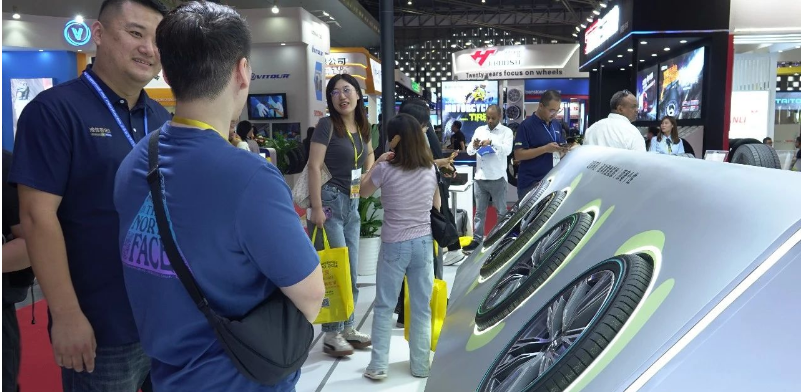 不僅如此，賽輪集團還展示了其液體黃金轎車胎產品家族中的高端定制輪胎產品，即液體黃金彩邊胎。這些輪胎以朱砂紅、孔雀藍、耀金黃和熒光綠等炫彩高顏值的設計，滿足了更多車主的個性化用胎需求。
