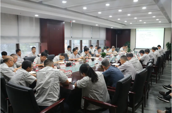 陜西延長石油西北橡膠有限公司于9月11日召開了9月份的工作對接會。會議由西橡公司副總經(jīng)理寧博主持，西橡公司總經(jīng)理兼黨委副書記張航偉也出席并發(fā)表講話。與會的還包括西橡公司領(lǐng)導(dǎo)班子成員和各單位各部門負責(zé)人。